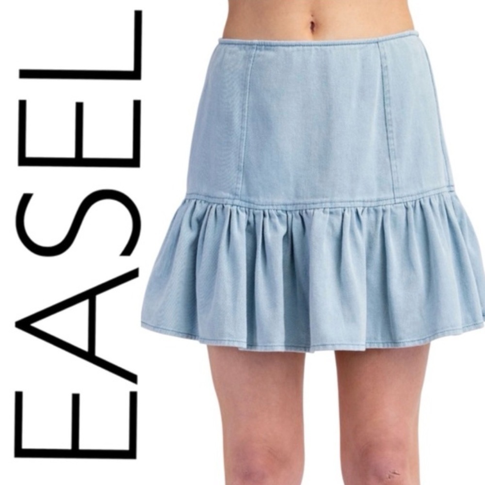 New Easel Light Wash Denim Ruffle Skirt. Size Large